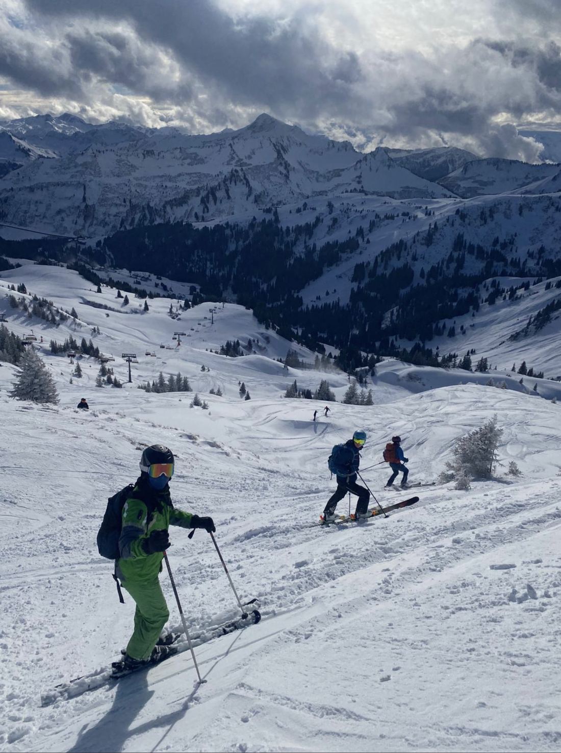 Gruppe im Gelände oberhalb der Talstation